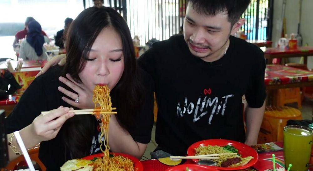 9 Potret Sisca Kohl Makan Mi Instan Pedas 100 Cabe, Bikin Mulas!
