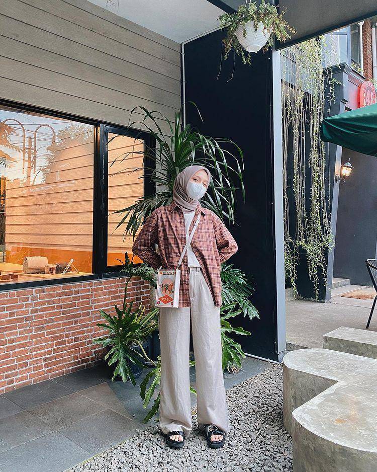 potret Husna Maulida yang memakai kemeja (instagram.com/hus.naaa)