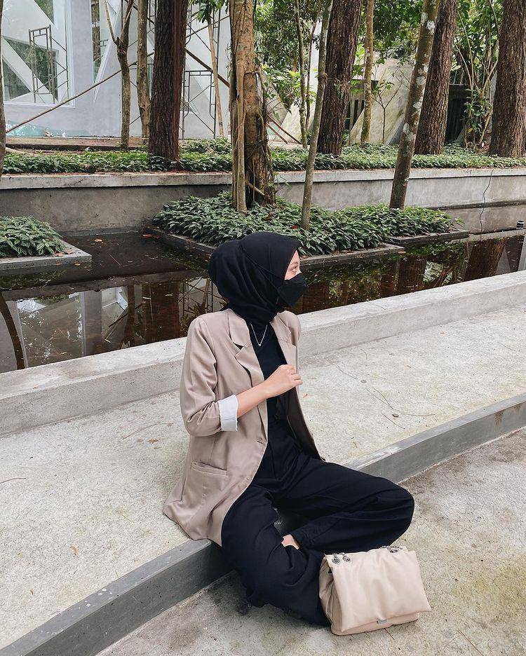 potret Husna Maulida yang memakai blazer (instagram.com/hus.naaa)