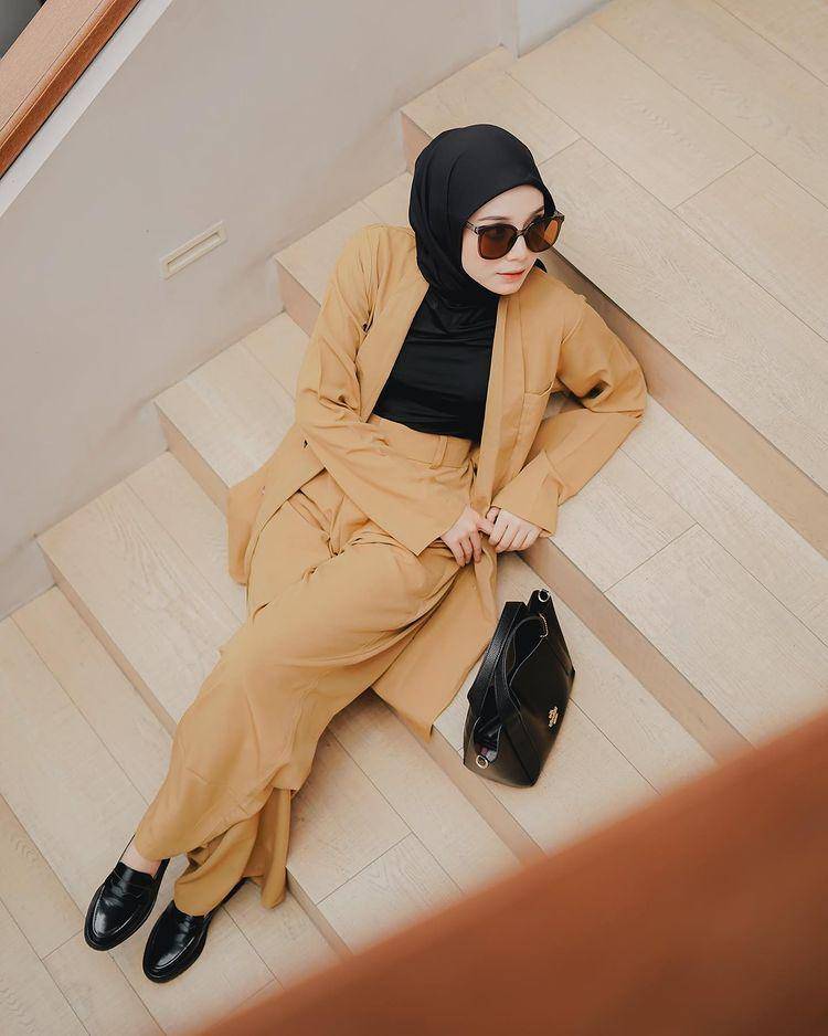 potret Husna Maulida yang memakai blazer (instagram.com/hus.naaa)