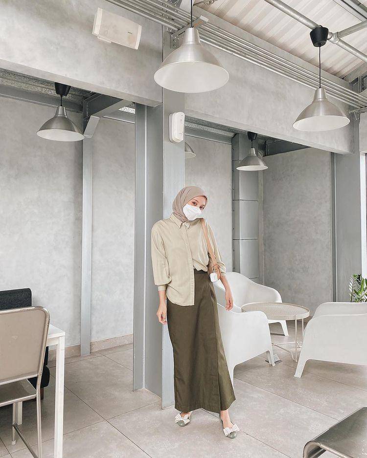 potret Husna Maulida yang memakai kemeja (instagram.com/hus.naaa)