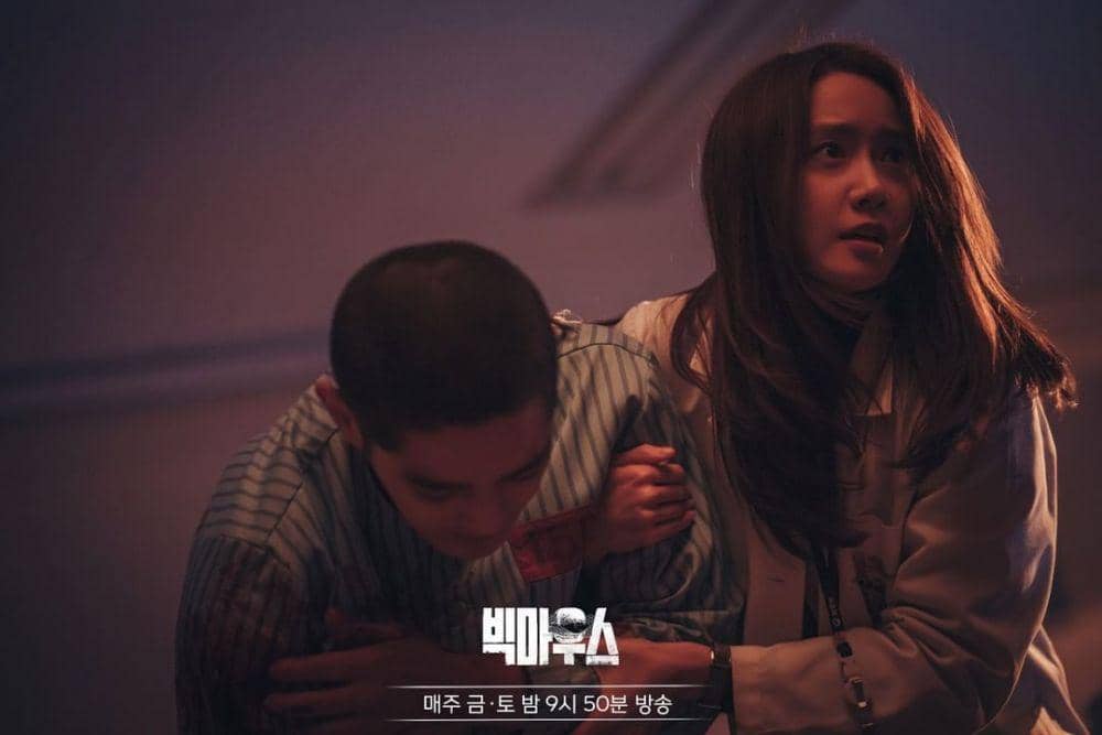 Karakter Go Miho (Yoona) sedang menolong Tak Kwang Yeon (Yoo Tae Joo) (instagram.com/mbcdrama_now)