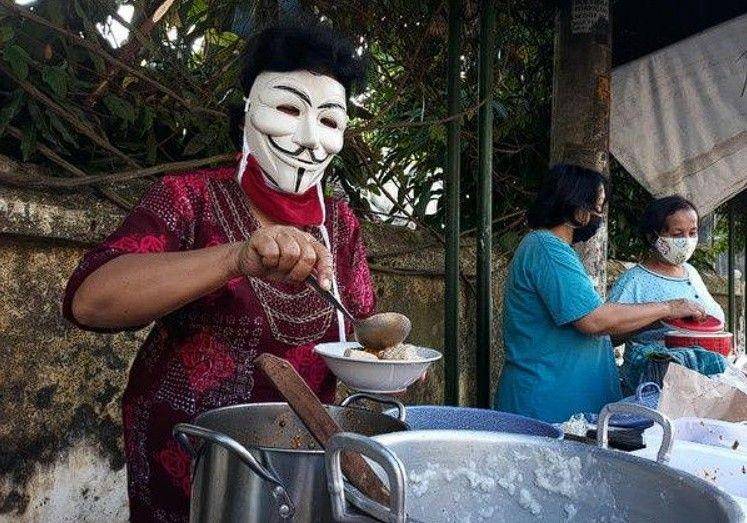 orang pakai topeng hacker (twitter.com/kocaktxt)
