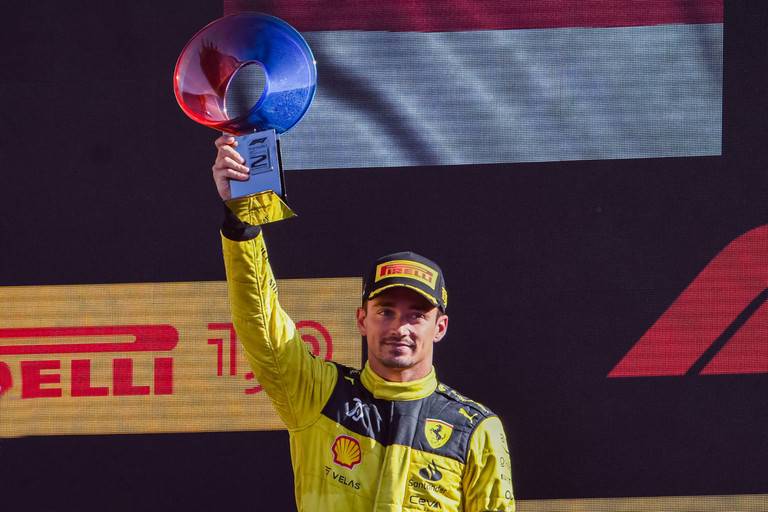 Charles Leclerc mengangkat trofi selepas balapan GP Italia 2022. (ferrari.com)