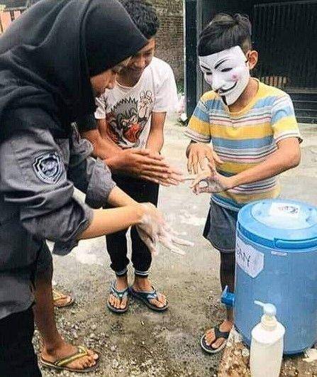 orang pakai topeng hacker (1cak.com)