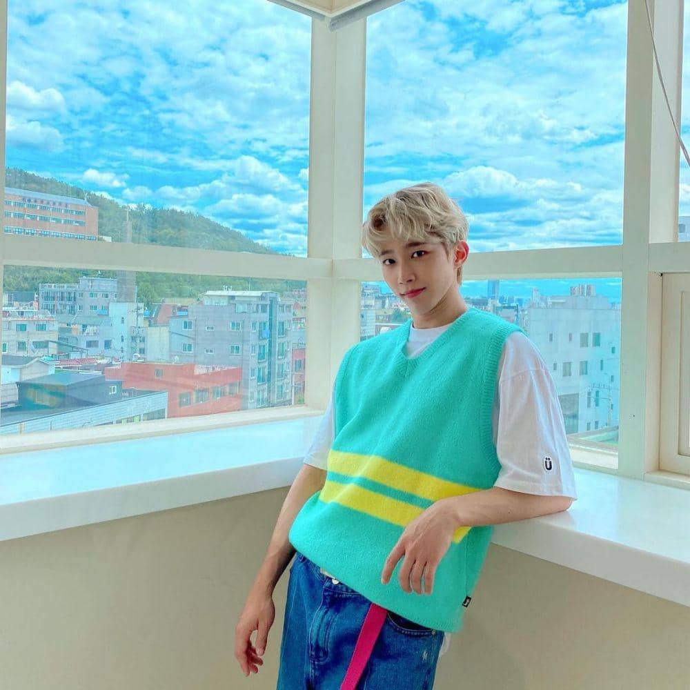 OOTD dengan celana jeans ala member N.Flying (instagram.com/9_6_meng22)