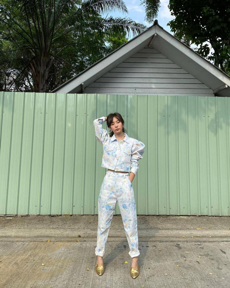 inspirasi office look ala Toey Jarinporn (instagram.com/toeyjarinporn)