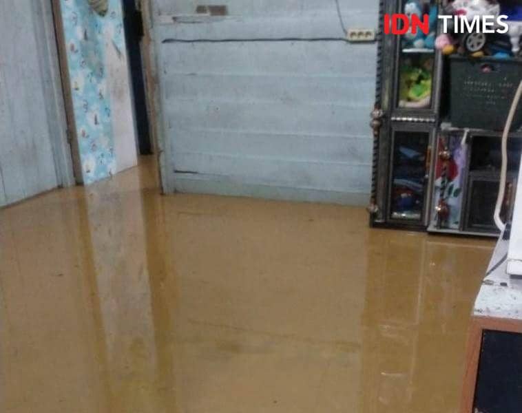 Kondisi dalam rumah warga Lawe-Lawe yang kebanjiran akibat hujan dan penyempitan parit (IDN Times/Ervan)