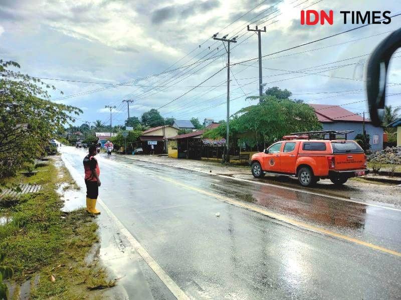 Anggota BPBD PPU saat memantau wilayah Lawe-Lawe pasca banjir (IDN Times/Ervan)