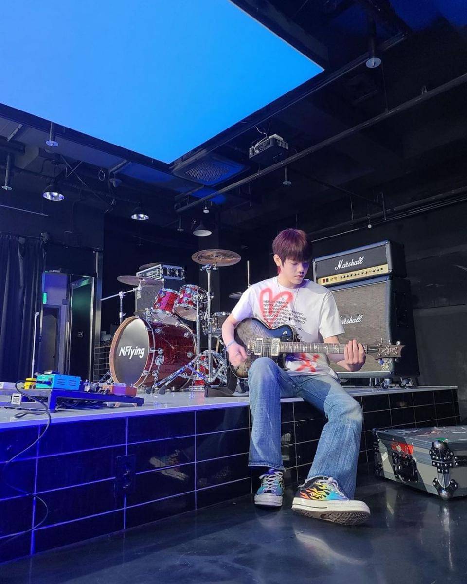 OOTD nuansa putih ala member N.Flying (instagram.com/cchh_0712)