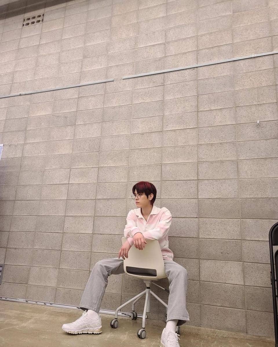OOTD dengan celana jeans ala member N.Flying (instagram.com/cchh_0712)