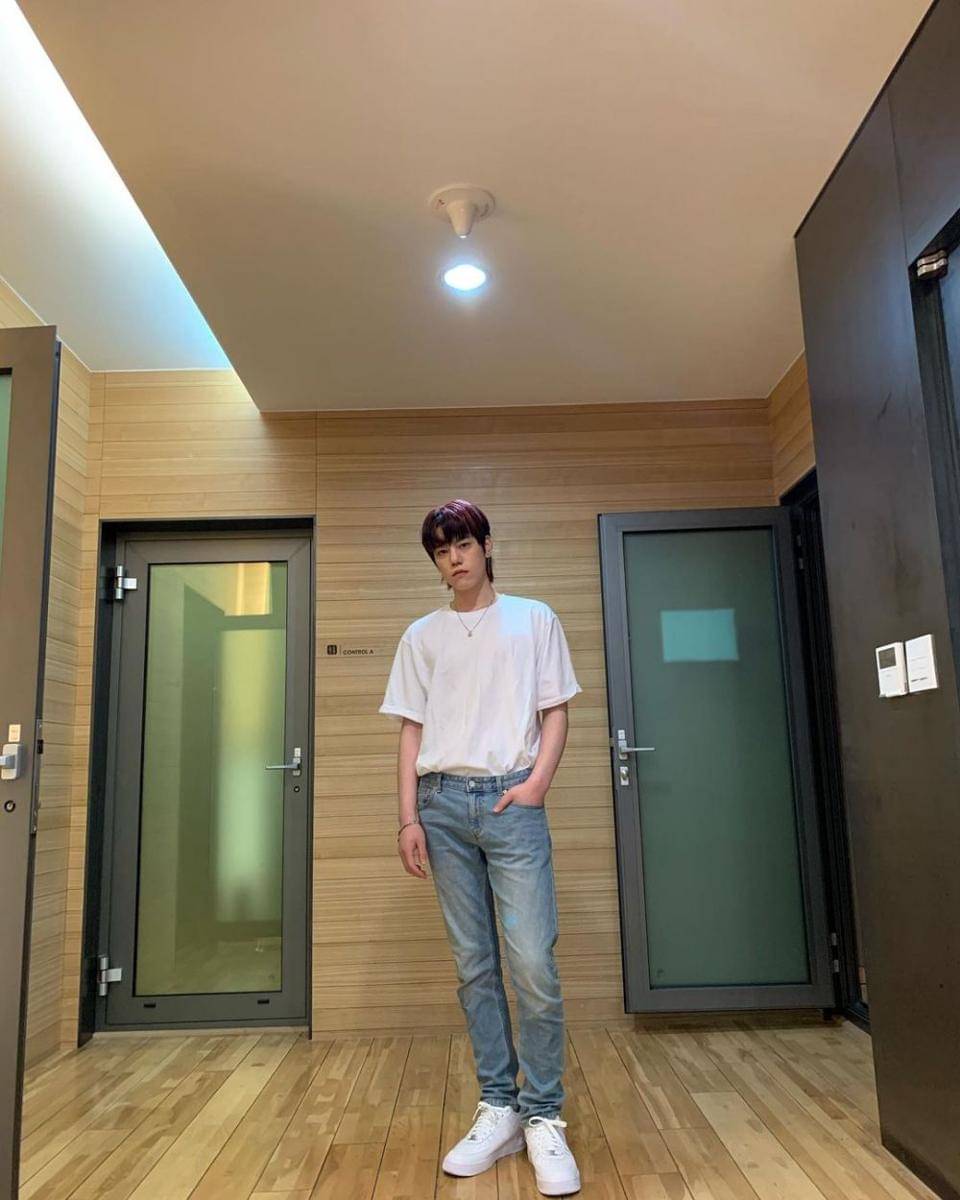 OOTD nuansa putih ala member N.Flying (instagram.com/cchh_0712)