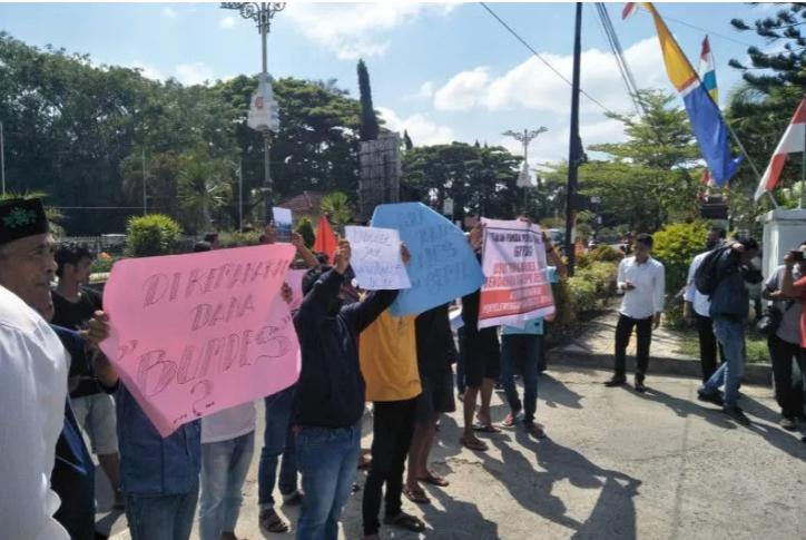 Diduga Korupsi Dana Desa, Kades Gemel Dilaporkan ke Kejaksaan