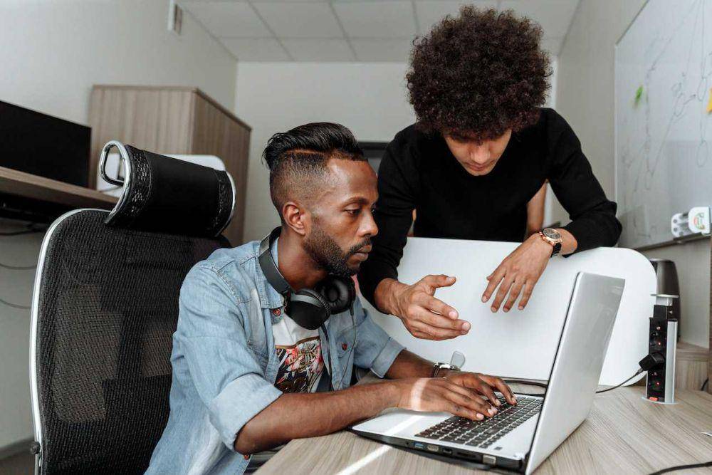 ilustrasi partner kerja (pexels.com/Thirdman)