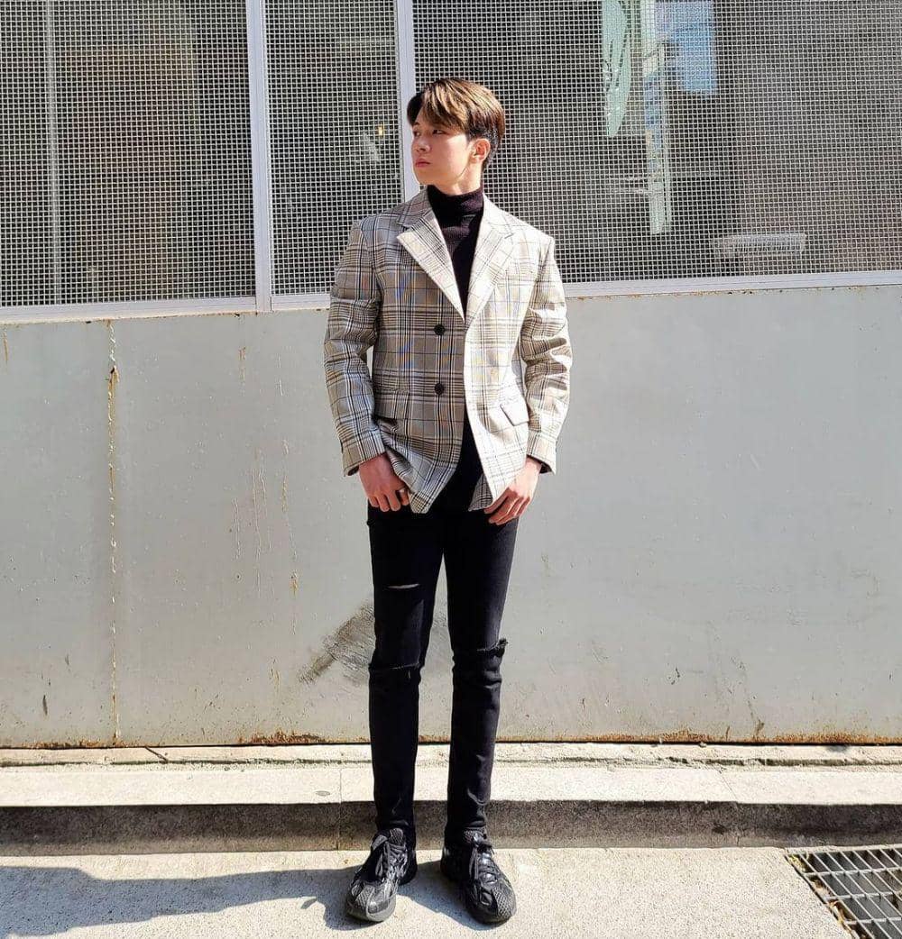 OOTD dengan celana jeans ala member N.Flying (instagram.com/hweng_star)