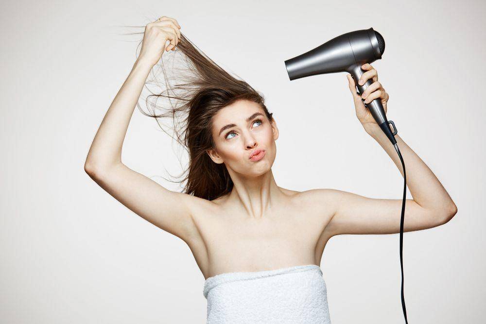 ilustrasi mengeringkan rambut dengan hairdryer (Freepik.com/cookie_studio)