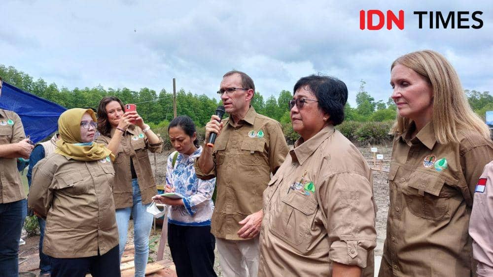 Menteri Lingkungan Hidup dan Kehutanan, Siti Nurbaya Bakar bersama Menteri Iklim Norwegia, Barth Eide saat diwawancarai awak media, (11/9/2022) (IDN Times/Fatmawati)