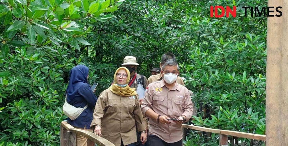 Sekretaris BRGM Ayu Dewi Utari bersama Wakil Menteri LHK, Alue Dohong. (IDN Times/Fatmawati)