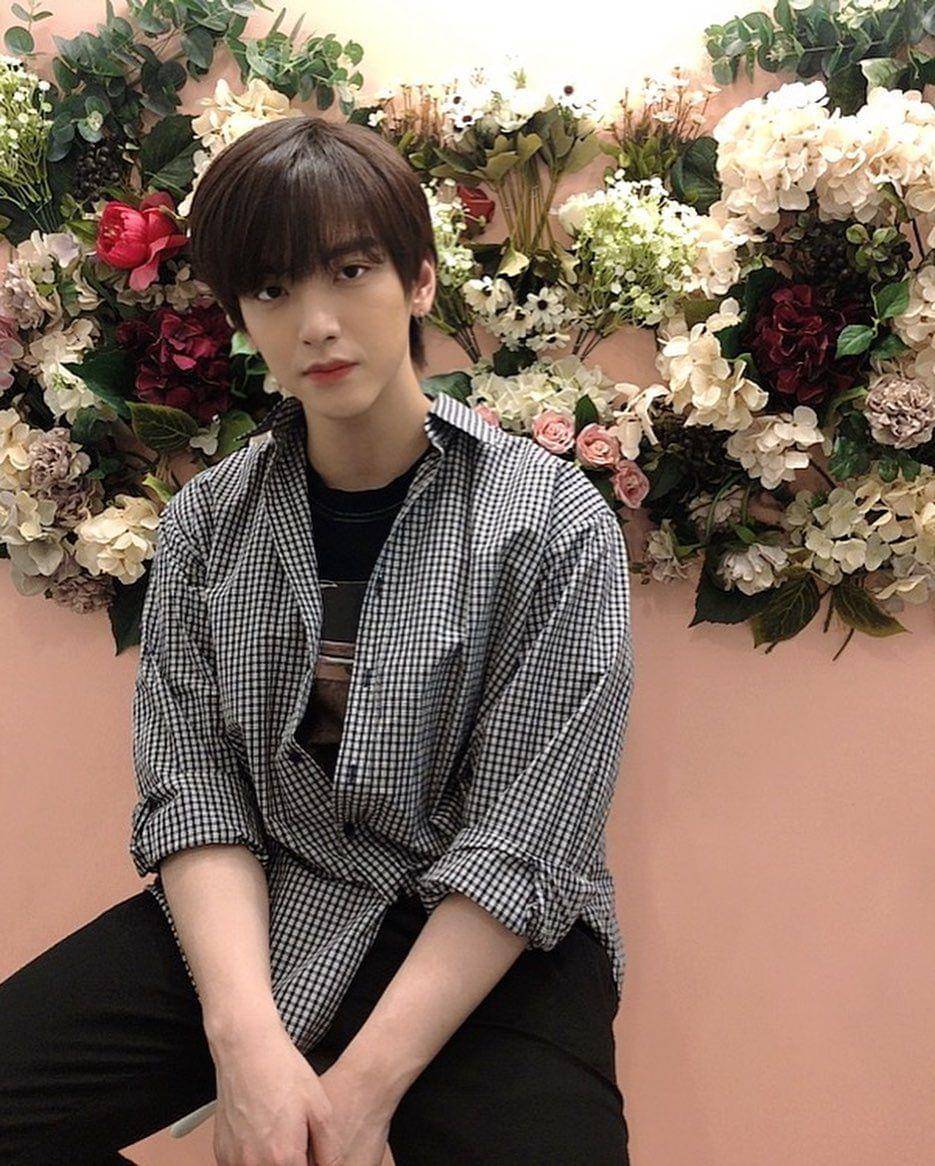 ide OOTD dengan kemeja ala Kim Jae Hyun N.Flying (instagram.com/_.kimjaehyun._)