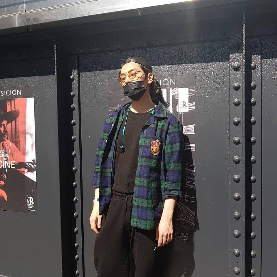 ide OOTD dengan kemeja ala Kim Jae Hyun N.Flying (instagram.com/_.kimjaehyun._)