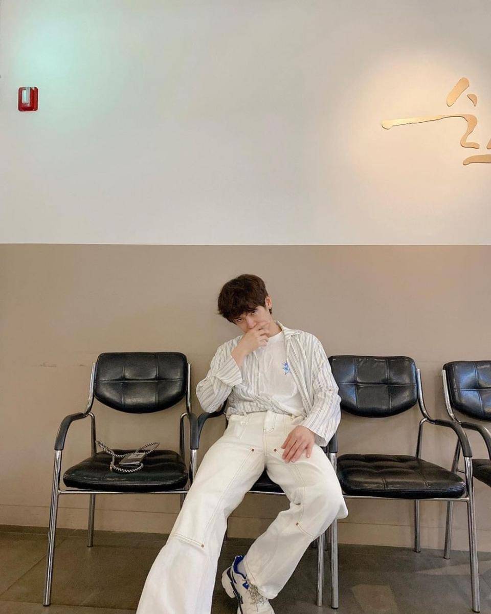 ide OOTD dengan kemeja ala Kim Jae Hyun N.Flying (instagram.com/_.kimjaehyun._)