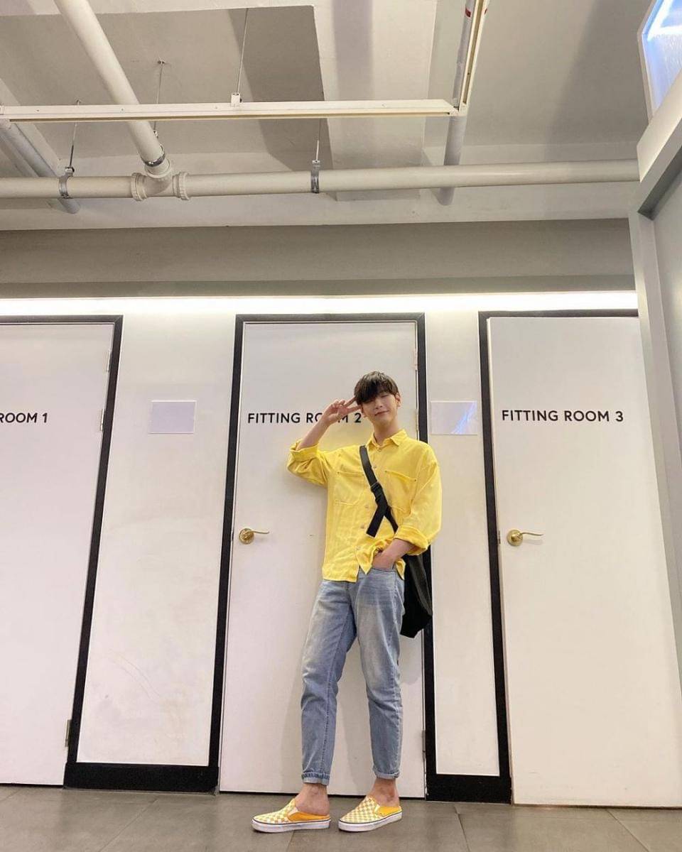 ide OOTD dengan kemeja ala Kim Jae Hyun N.Flying (instagram.com/_.kimjaehyun._)