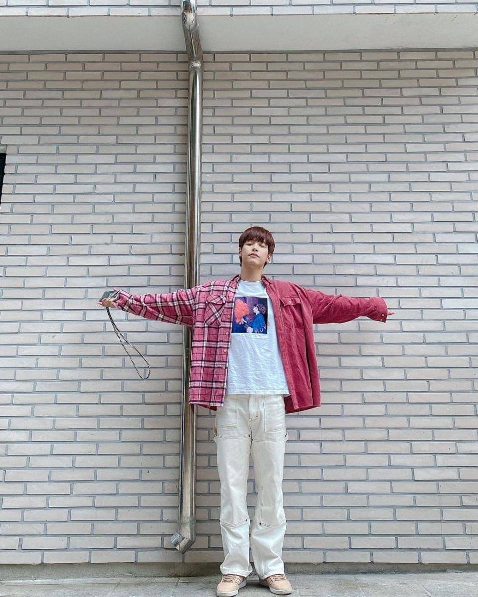 ide OOTD dengan kemeja ala Kim Jae Hyun N.Flying (instagram.com/_.kimjaehyun._)