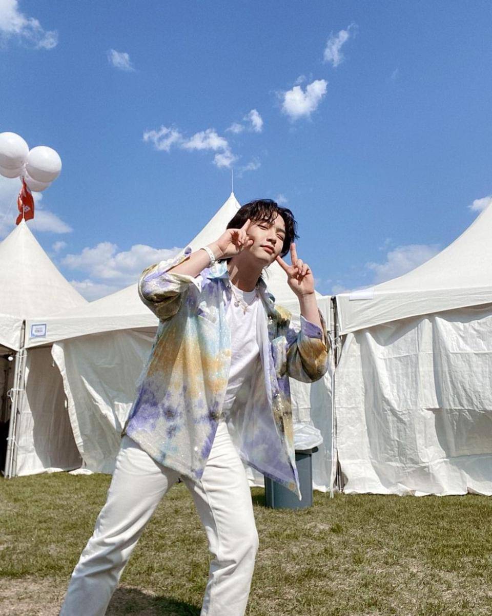 ide OOTD dengan kemeja ala Kim Jae Hyun N.Flying (instagram.com/_.kimjaehyun._)