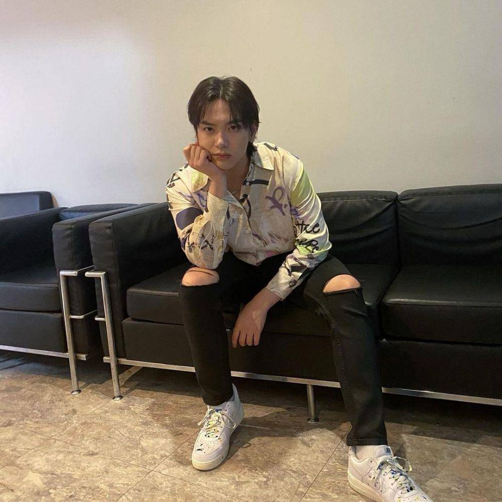 ide OOTD dengan kemeja ala Kim Jae Hyun N.Flying (instagram.com/_.kimjaehyun._)