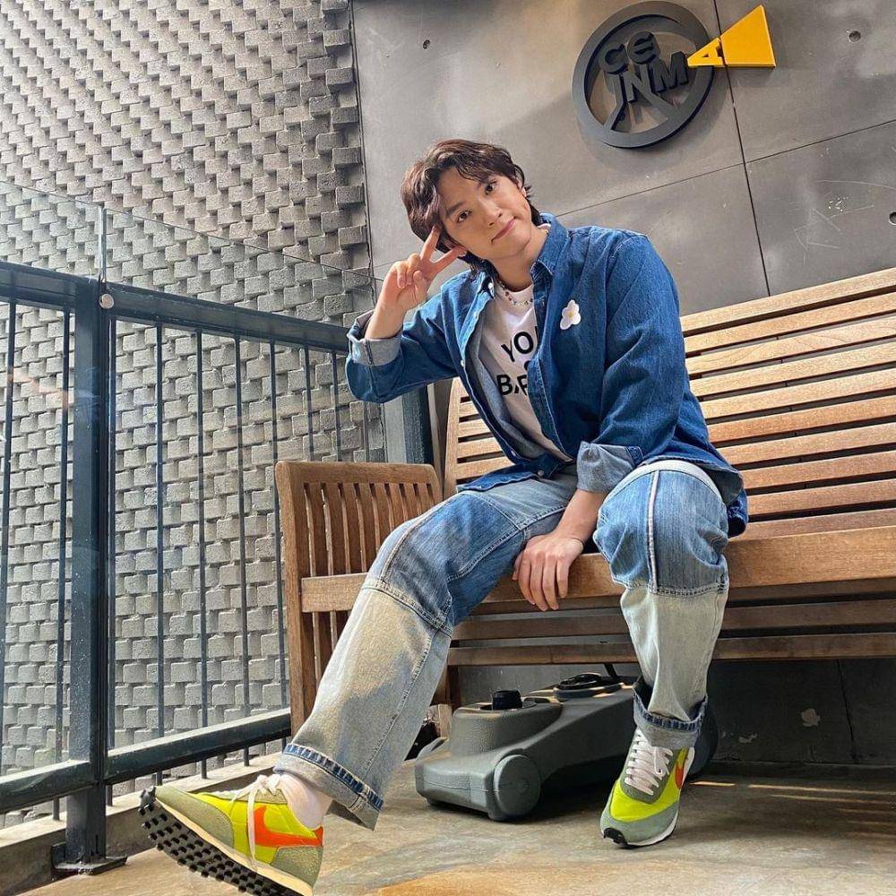 ide OOTD dengan kemeja ala Kim Jae Hyun N.Flying (instagram.com/_.kimjaehyun._)