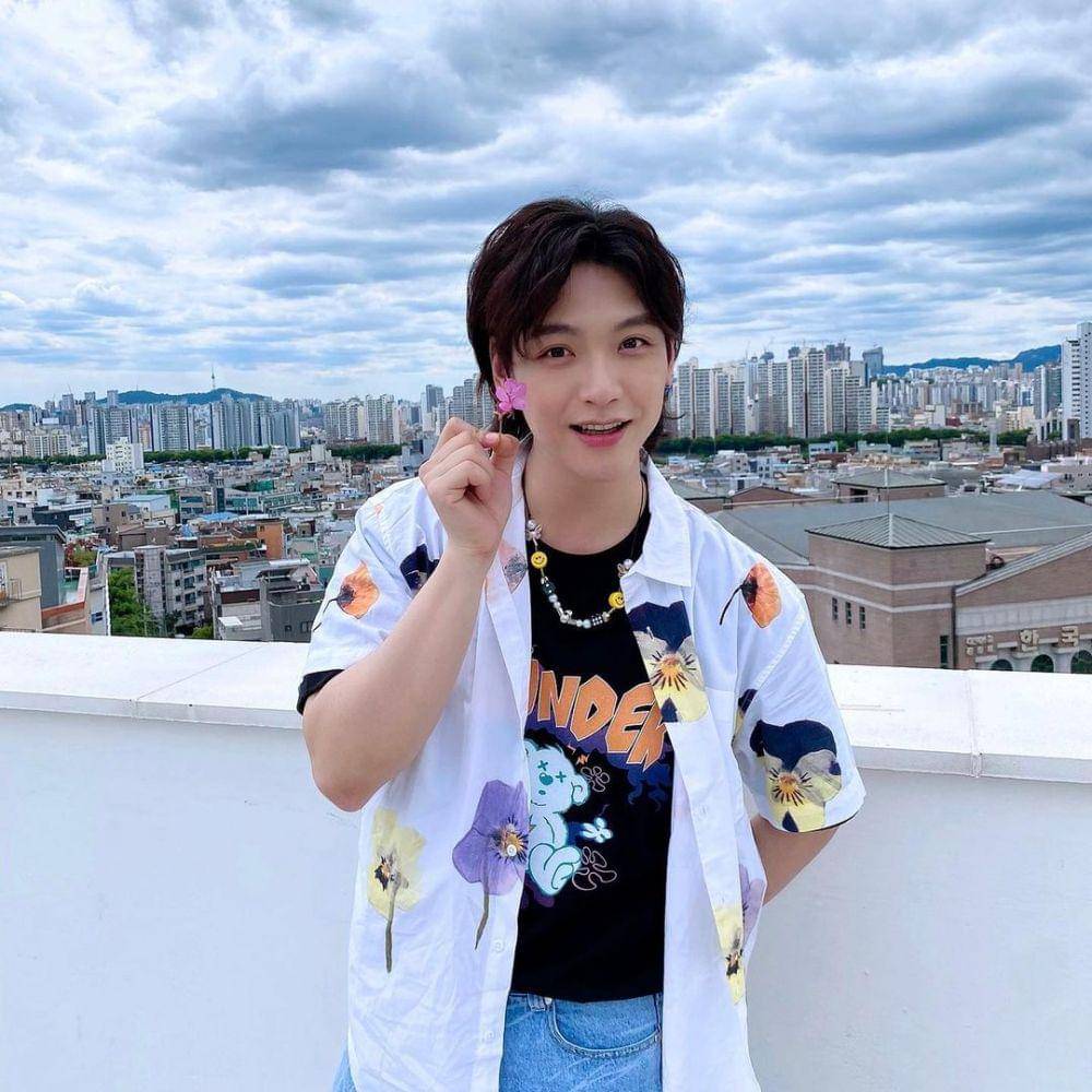 ide OOTD dengan kemeja ala Kim Jae Hyun N.Flying (instagram.com/_.kimjaehyun._)