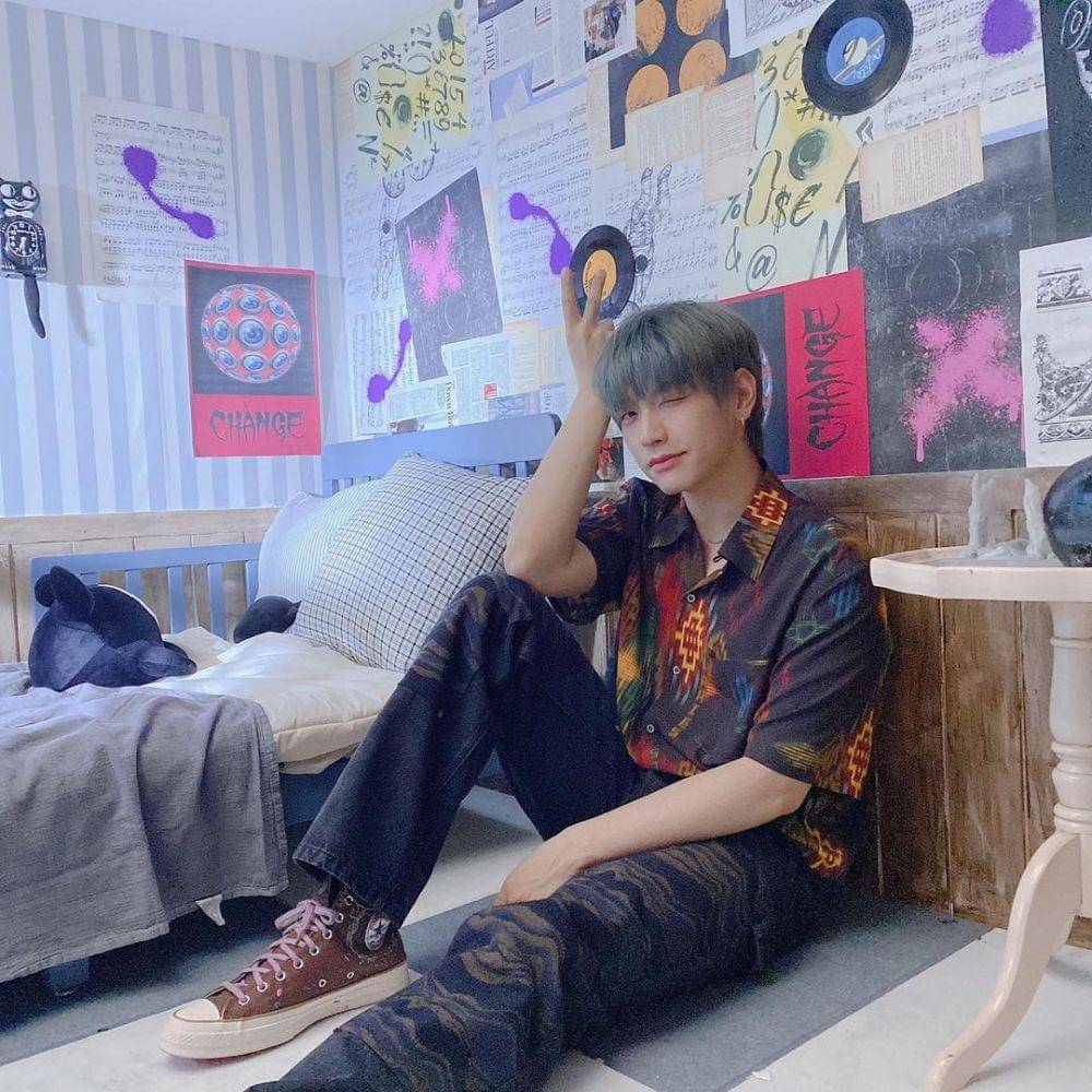 ide OOTD dengan kemeja ala Kim Jae Hyun N.Flying (instagram.com/_.kimjaehyun._)