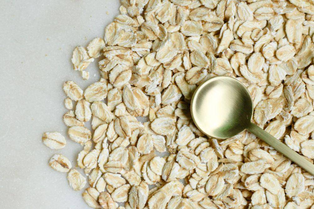 ilustrasi butiran oatmeal untuk sampo kering (unsplash.com/Melissa Di Rocco)
