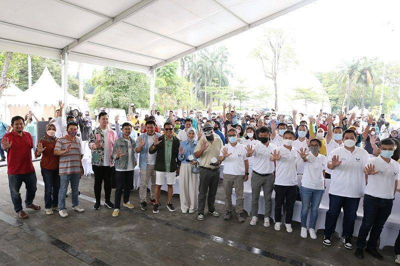 Perwakilan Wuling Motors dengan 100 konsumen pertama Air ev (dok. Wuling)