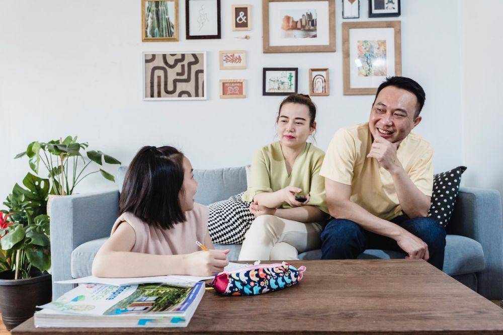 Ilustrasi orangtua yang sedang mengontrol anaknya (pexels.com/Annushka Ahuja)