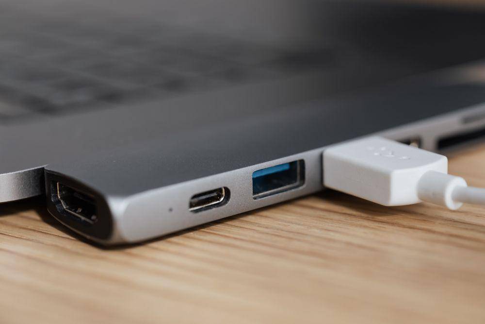 ilustrasi USB hub (pexels.com/Karolina Grabowska