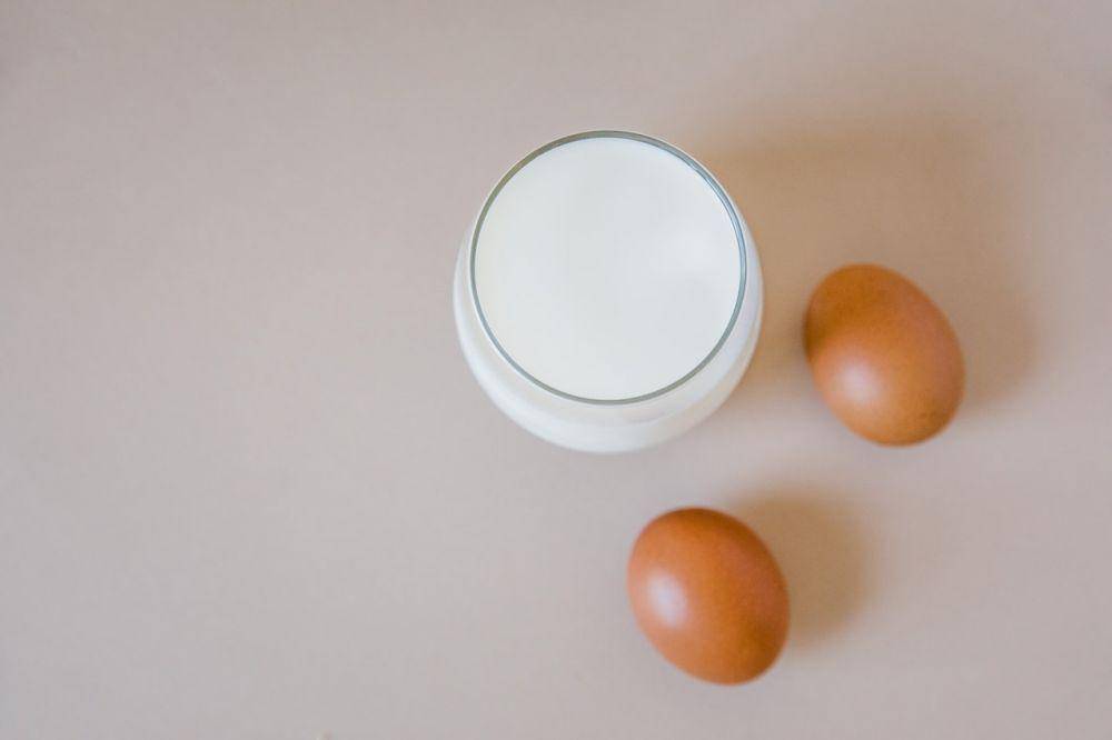 ilustrasi susu full cream (pexels.com/RODNAE Productions)