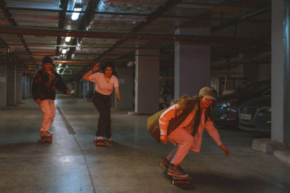 ilustrasi seru-seruan sama teman (pexels.com/Yaroslav Shuraev)