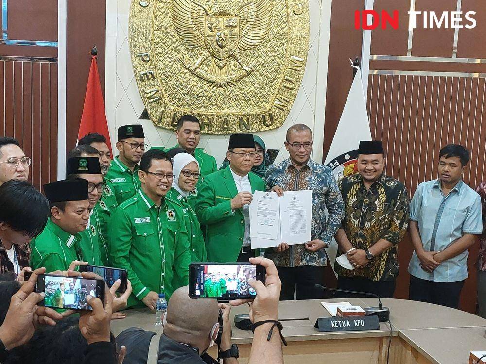 Plt Ketua Umum Partai Persatuan Pembangunan (PPP), Mardiono bersama Ketua Komisi Pemilihan Umum (KPU), Hasyim Ashari di kantor KPU, Senin, 12 September 2022. (IDN Times/Santi Dewi)