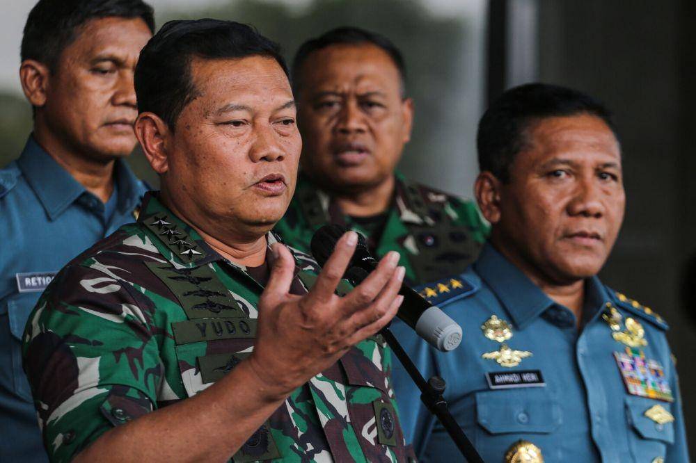 Kepala Staf TNI Angkatan Laut (KSAL), Laksamana TNI Yudo Margono (kiri) ketika memberikan keterangan pers soal jatuhnya pesawat latih jenis G-36 Bonanza. (ANTARA FOTO/Asprilia Dwi Adha)
