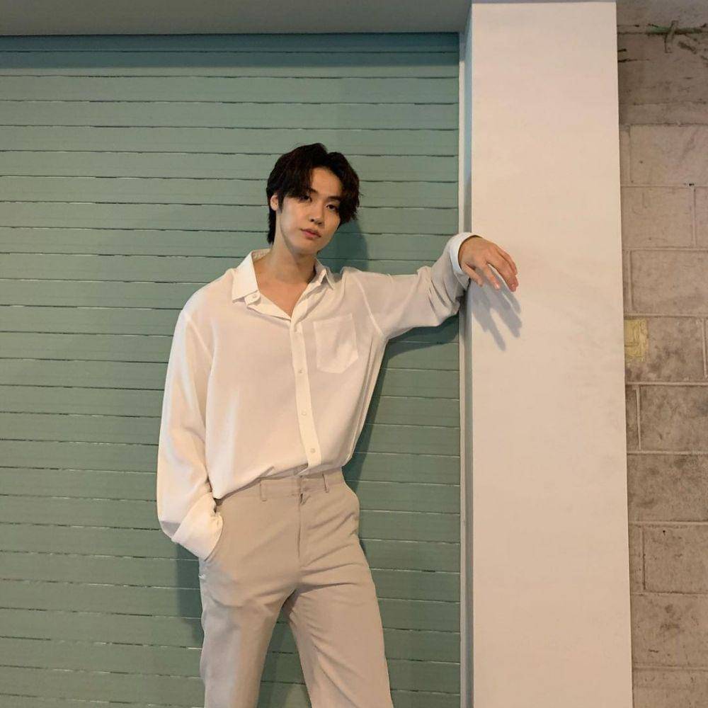 OOTD nuansa putih ala member N.Flying (instagram.com/sssn9_zzzn9)