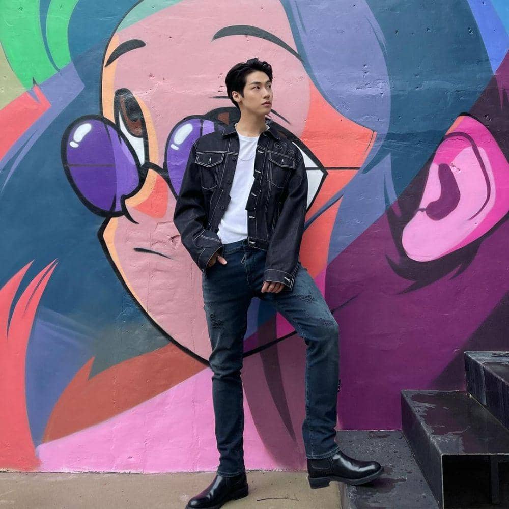 OOTD dengan celana jeans ala member N.Flying (instagram.com/sssn9_zzzn9)