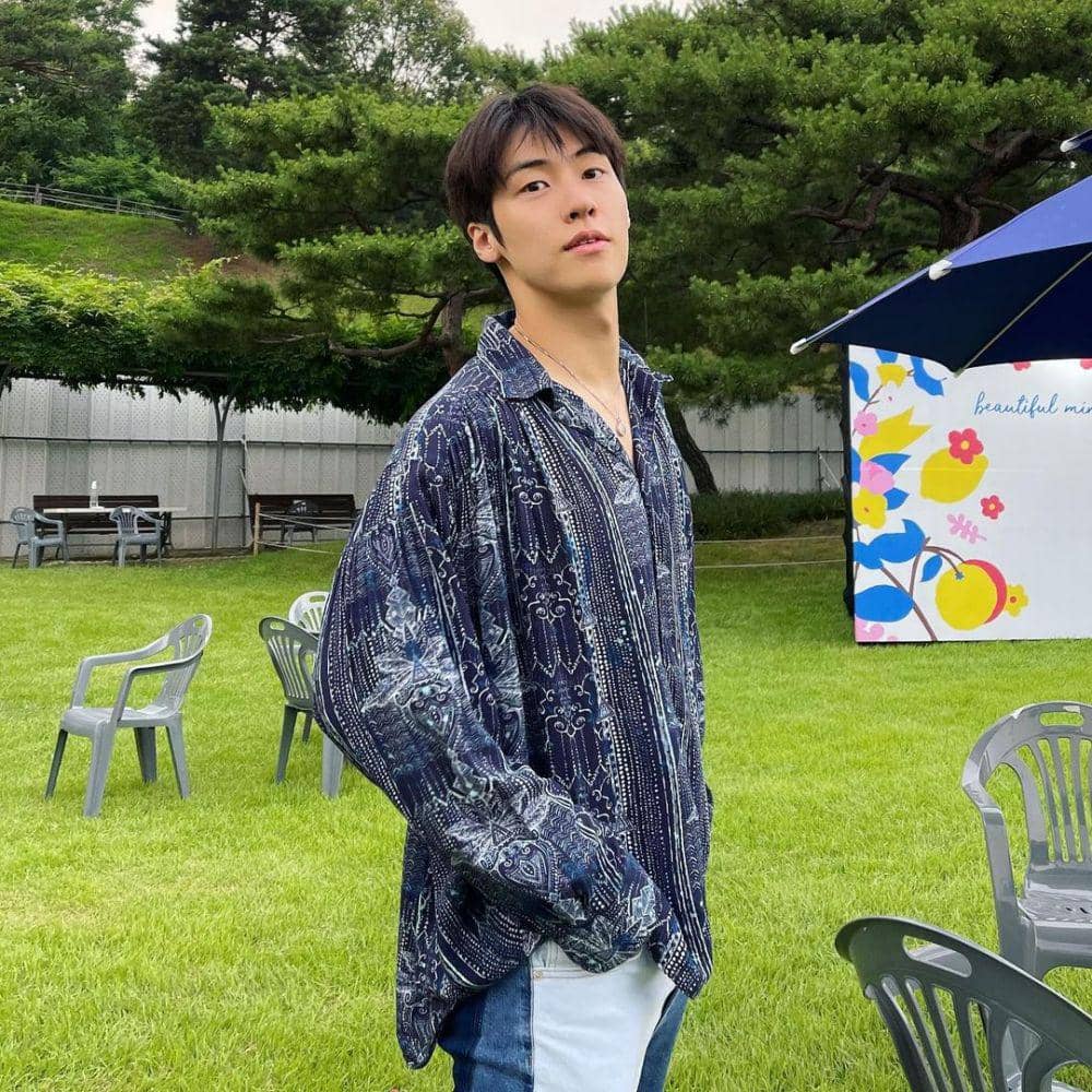 OOTD dengan celana jeans ala member N.Flying (instagram.com/sssn9_zzzn9)