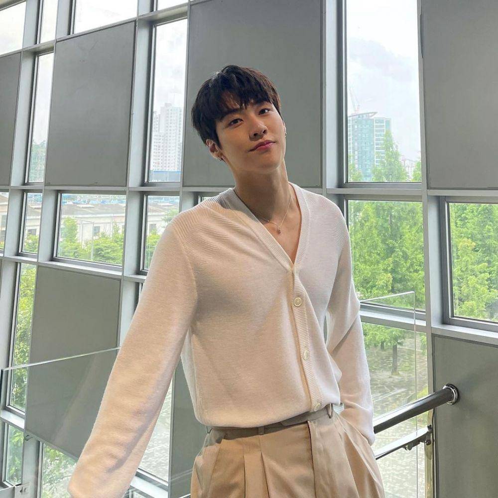 OOTD nuansa putih ala member N.Flying (instagram.com/sssn9_zzzn9)