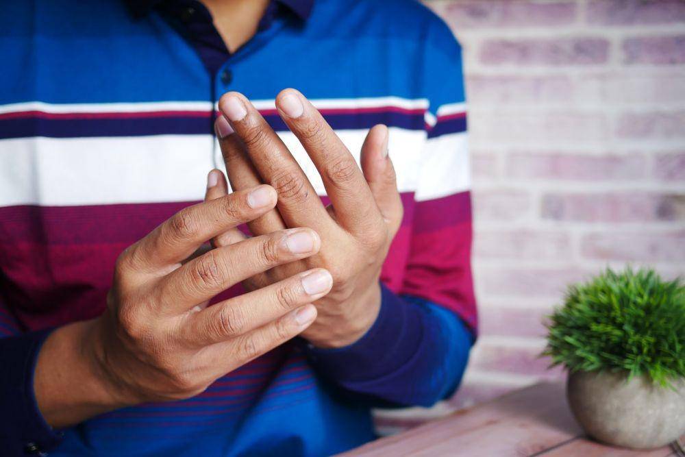 ilustrasi de Quervain's syndrome atau de Quervain's tenosynovitis (unsplash.com/Towfiqu barbhuiya)