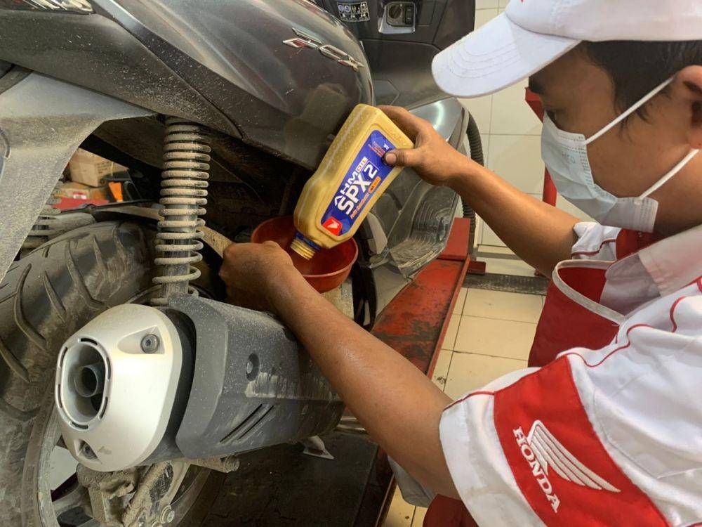 Mengganti oli mesin sesuai rekomendasi pabrikan (dok. PT WMS)