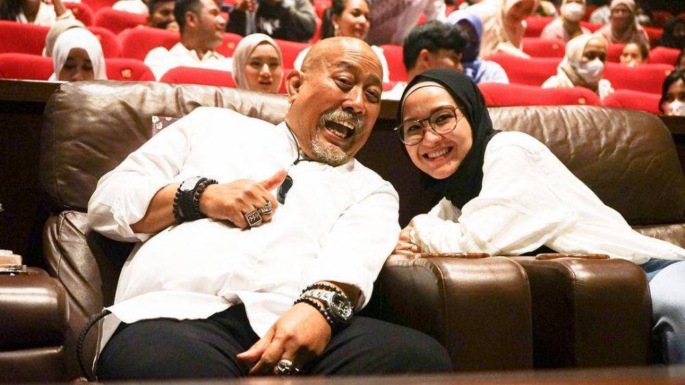 9 Potret Indro Warkop Bersama Putri Tengahnya, Akrab Banget!