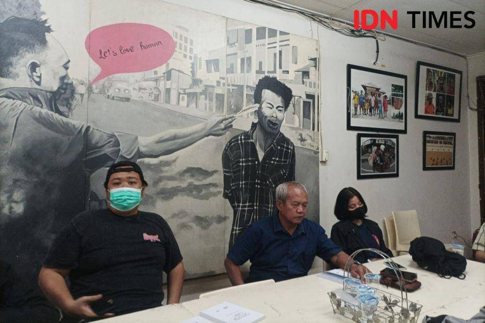 Syaiful Hadi bersama keluarga korban Tragedi Tanjung Priok melakukan napak tilas peristiwa 12 September 1984. (IDN Times/Dini Suciatiningrum)
