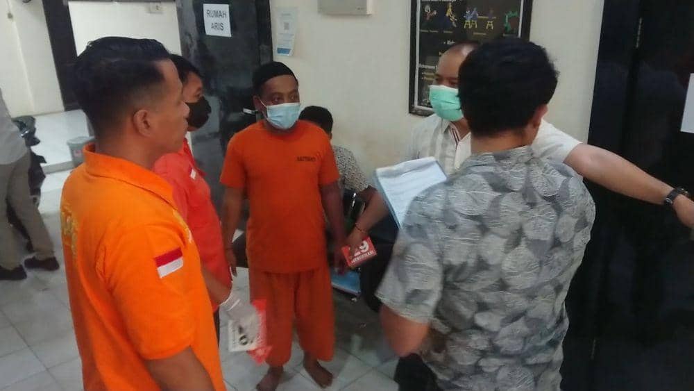 Tersangka saat  memeragakan adegan saat rekontruksi. IDN Times/ Bramanta Pamungkas