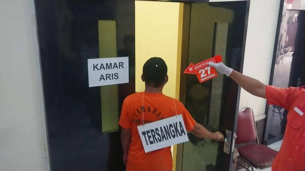 Tersangka saat  memeragakan adegan saat rekontruksi. IDN Times/ Bramanta Pamungkas